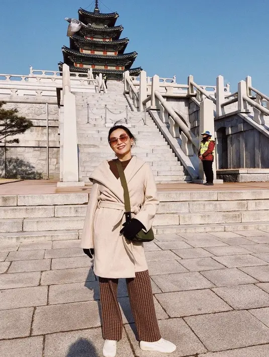 <p>Berada di Korea Selatan, Luki tampil stylish dengan coat warna nude dipadukan pants bermotif. Ia pun membawa slingbag serta alas kaki sneakers putih. Ditambah dengan kacamata hitamnya. @mayzurstla</p>