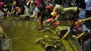 Pengunjung bermain dengan kura-kura di Sea World, Ancol, Jakarta, Kamis (7/7). Wahana Sea World masih menjadi tempat favorit warga untuk mengisi waktu berlibur hari ke-2 Lebaran. (Liputan6.com/Johan Tallo)