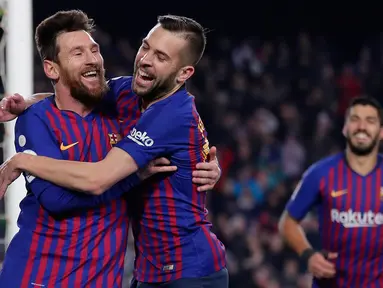 Penyerang Barcelona, Lionel Messi berselebrasi dengan Jordi Alba setelah mencetak gol ke gawang Leganes pada pertandingan pekan ke-20 La Liga Spanyol, di Camp Nou, Senin (21/1). Barcelona kian kokoh di puncak klasemen usai menang 3-1 (AP/Manu Fernandez)