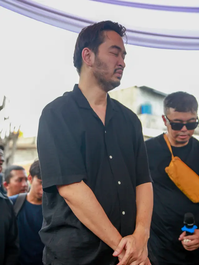 Jeje Govinda di pemakaman sang ibu, Farida Budyarti, Selasa (12/12/2023). [Foto: Muhammad Akrom Sukarya/Kapanlagi]