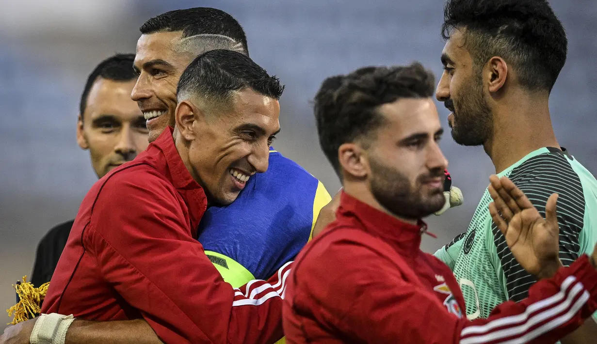Ekspresi pemain Al Nassr, Cristiano Ronaldo (kiri), saat memeluk pemain Benfica, Angel di Maria sebelum dimulainya pertandingan pramusim yang berlangsung di Estadio Algarve, Portugal, Jumat (21/7/2023) WIB. Kedua pemain tersebut pernah bermain bersama saat membela Juventus (AFP/Patricia De Melo Moreira)