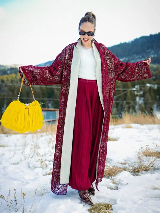 Cinta mengenakan bawahan celana panjang model pleated warna maroon dipadukan boots heels coklat. [@armanfebryan]
