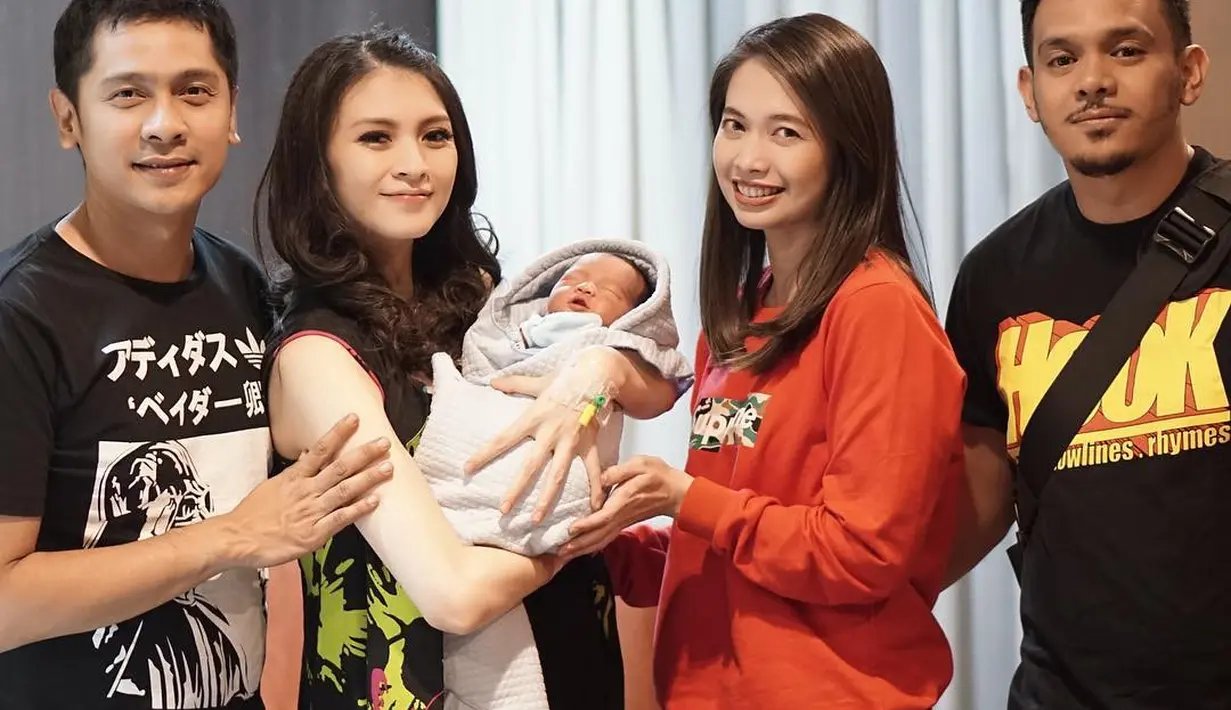 Selain itu, Donita juga dikunjungi lawan mainnya saat bermain di sinetron Cinta Fitri beberapa tahun silam, yakni Verlita Evelyn yang meluangkan waktunya untuk melihat si bayi laki-laki Parvaiz Farezell Shaquill Nugroho. (Instagram/donitabhubiy)