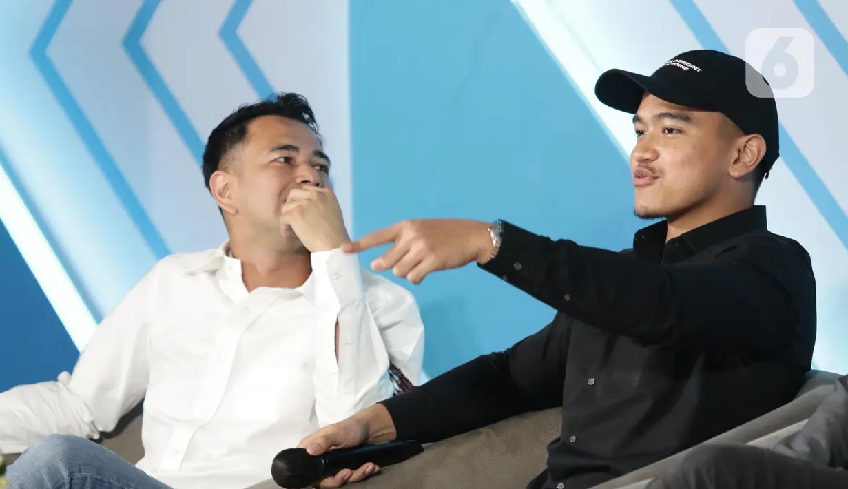 Founder RANS Entertainment Raffi Ahmad bersama Co-Founder Kaesang Pangarep saat peluncuran RansVerse di Jakarta, Jumat (1/4/2022). RANS Entertainment bersama Co-Founder & Chairman of VCGamers Wafa Taftazani memperkenalkan bisnis metaverse yang diberi nama RansVerse. (Liputan6.com/Helmi Fithriansyah)