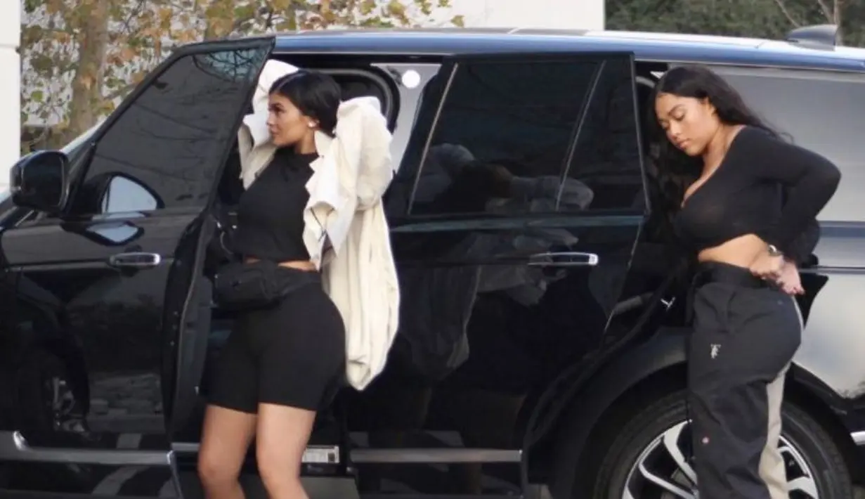 "Kylie sudah kembali ke kantor Kylie Cosmetics," jelas suber tersebut. "Karena itulah ia terpotret paparazzi," tambahnya. (SplashNews/TMZ)