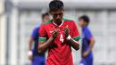 Pemain Indonesia U-23, Syaiful Indra Cahya, berdoa dengan khusyuk jelang lawan Kamboja U-23. (Bola.com/Arief Bagus)