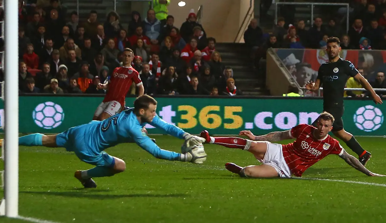 Kiper Bristol City, Luke Steele menangkap bola yang ditendang oleh pemain Manchester City pada leg kedua semifinal Piala Liga di Ashton Gate, Rabu (24/1). Manchester City melaju ke final setelah mengalahkan Bristol City 3-2. (Geoff CADDICK/AFP)
