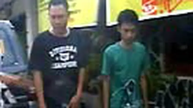 Dua pemuda di Bantul, Yogyakarta, tertangkap massa saat berusaha melarikan diri usai mencuri empat telepon genggam dan satu lampu blitz. Keduanya tertangkap lantaran celana mereka melorot. 