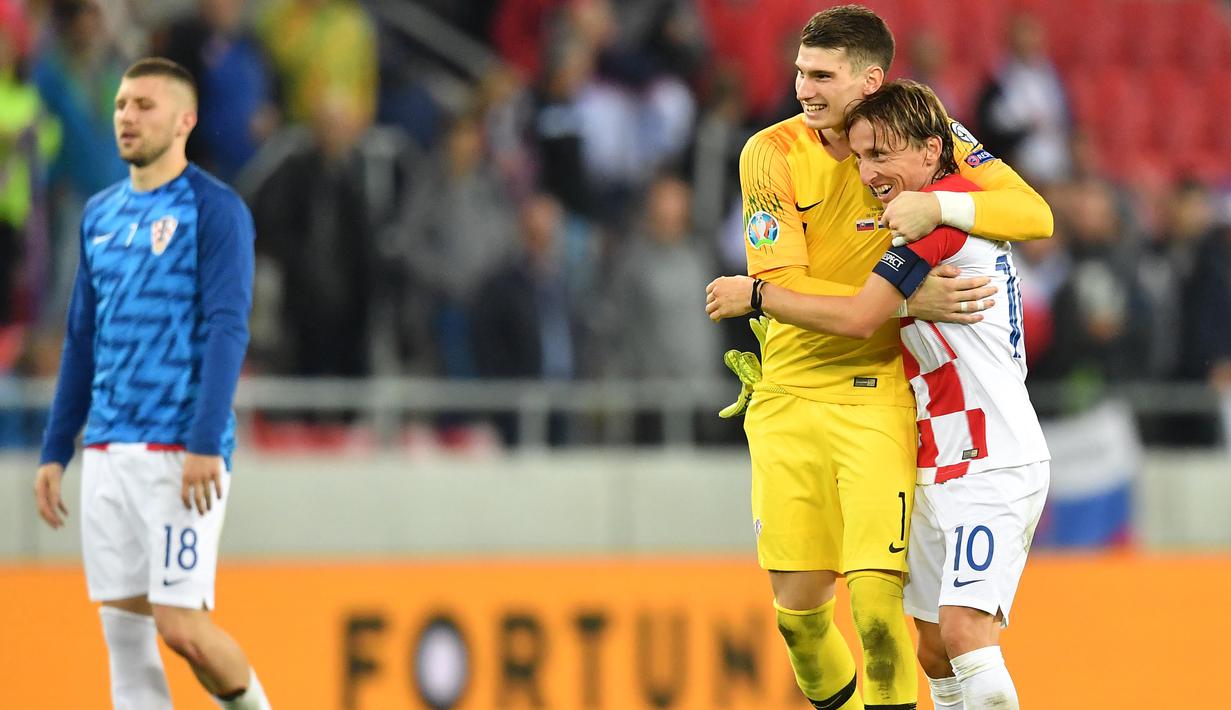 Para pemain Kroasia merayakan kemenangan atas Slowakia pada laga Kualifikasi Piala Eropa 2020 di Trnava, Jumat (6/9). Slowakia kalah 0-4 dari Kroasia. (AFP/Joe Klamar)
