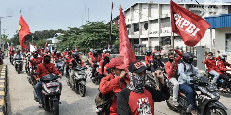 FOTO: Aksi Ratusan Buruh Jakarta Tolak UU Cipta Kerja