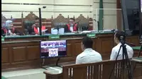 Abdul Hamid dan Ilham Wahyudi alias Eeng, dua tersangka kasus dana hibah DPRD Jatim sidang perdana di PN Tipikor Surabaya. (Dian Kurniawan/Liputan6.com)