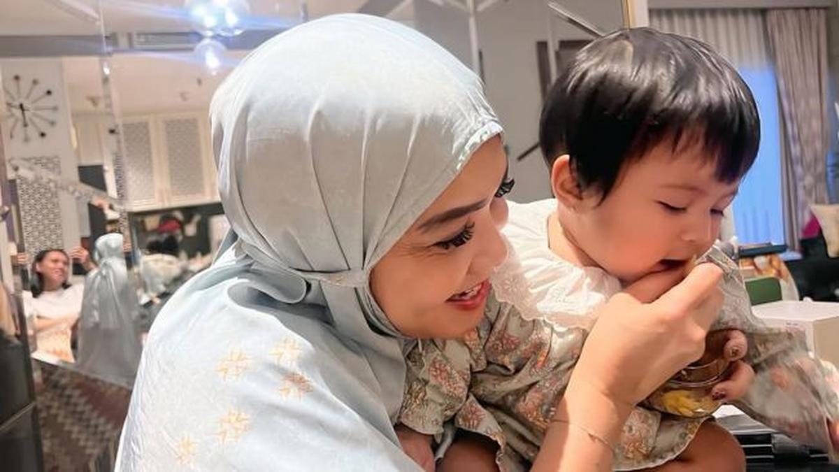 Penuh Momen, 4 Potret Rieta Amilia Momong hingga Suapi Baby Lily Sang Cucu yang Super Cute