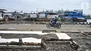 Warga melintasi bekas lokasi warung makan pasca direlokasi di Pelabuhan Kali Adem, Muara Angke, Jakarta Utara, Senin (13/6/2022). Pengelola Pelabuhan Kali Adem merelokasi sebanyak 56 pedagang yang sebelumnya menempati dermaga ke lokasi baru. (merdeka.com/Iqbal S Nugroho)