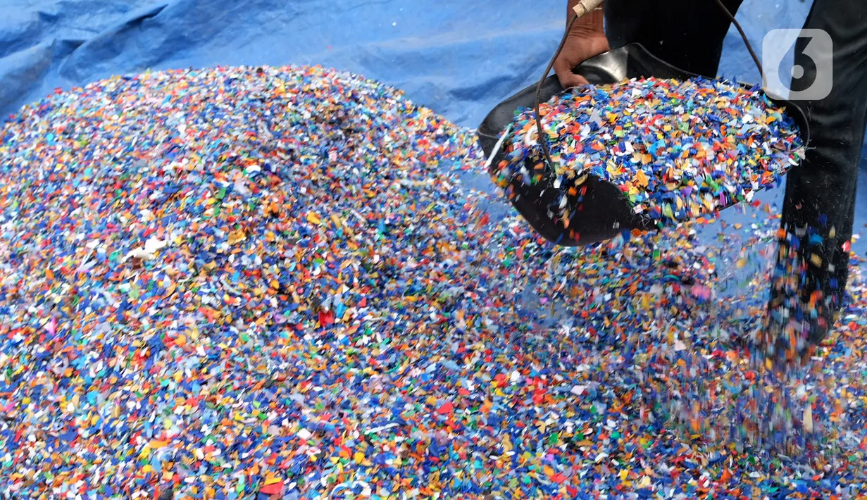 <p>Pekerja menjemur leburan sampah plastik di gudang pengolahan sampah plastik kawasan Bekasi, Rabu (15/9/2021). Skema ekonomi sirkular mampu menjaga keberlanjutan lingkungan sekaligus memberikan manfaat ekonomi dalam hal daur ulang sampah. (Liputan6.com/Herman Zakharia)</p>