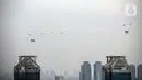 Pesawat tempur F-16 TNI AU terbang melintas di atas Istana Merdeka saat upacara peringatan detik-detik proklamasi di Jakarta, Rabu (17/8/2022). Aksi pesawat tempur TNI AU tersebut untuk memperingati Hari Ulang Tahun ke-77 Republik Indonesia. (Liputan6.com/Faizal Fanani)