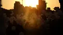 Orang-orang bersiap menerbangkan balon dalam upacara untuk memperingati peristiwa ledakan pelabuhan 4 Agustus di Beirut, Lebanon, 4 Oktober 2020. Dua ledakan yang mengguncang Pelabuhan Beirut menghancurkan sebagian kota dan menewaskan sekitar 190 orang. (Xinhua/Bilal Jawich)