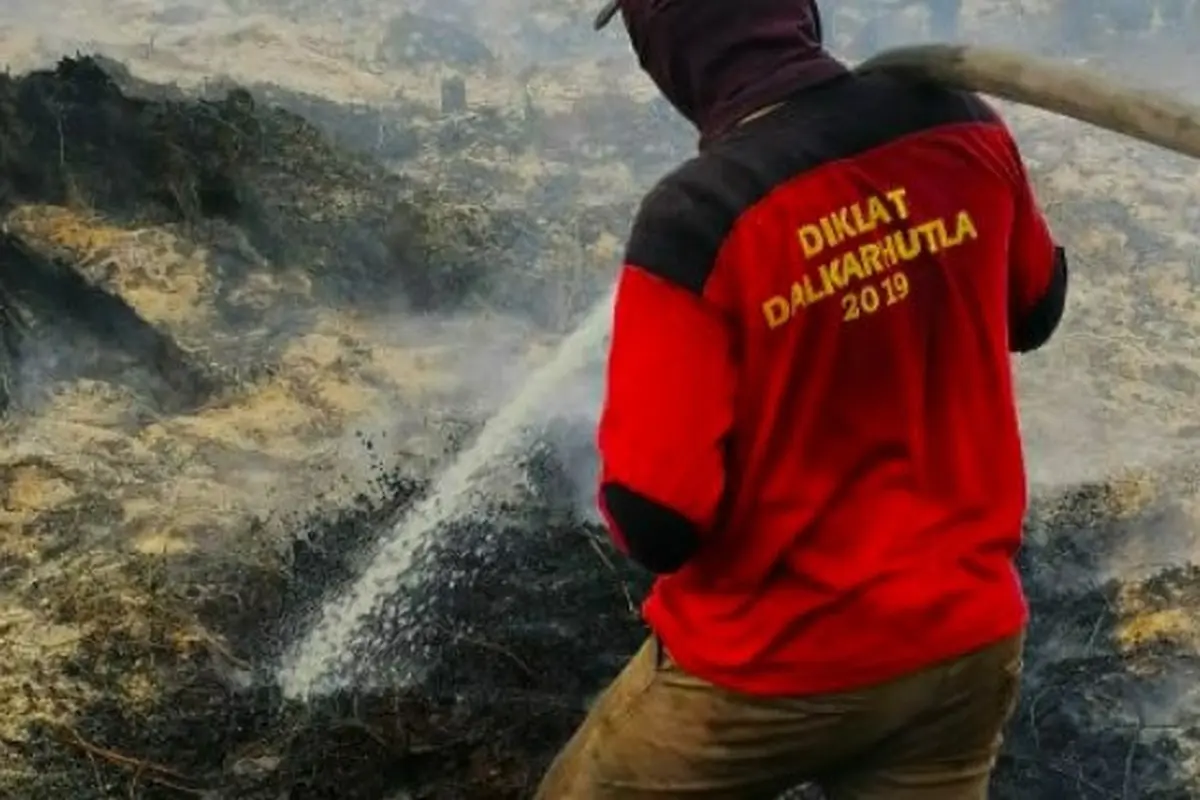 Petugas berjibaku memadamkan kebakaran lahan agar tak menimbulkan bencana kabut asap.
