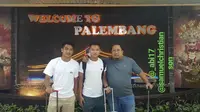 Duo Timnas Indonesia U-19, Samuel Christianson dan Syahrian Abimanyu, berada di Palembang bersama manajernya, Muly Munial. (Instagram Story)