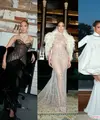 Jennifer Lopez merayakan 57 tahun di Paris couture lewat tiga look glamor Chopard—rubi, berlian, hingga mutiara—serta disiplin kebugaran yang tetap terjaga. (Chopard)