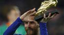 Lionel Messi menunjukan sepatu tersebut sebelum laga melawan Deportivo La Coruna pada lanjutan La Liga Santander di Camp Nou stadium, Barcelona, (17/12/2017). (AP/Manu Fernandez)