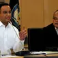 Mendikbud, Anies Baswedan (kiri) memberikan seputar perkembangan terakhir persiapan UN 2015 di  Kemendikbud, Jakarta, Kamis (9/4/2015). Anies berpesan peserta ujian belajar dengan keras dan tidur yang cukup sebelum ujian. (Liputan6.com/Yoppy Renato)