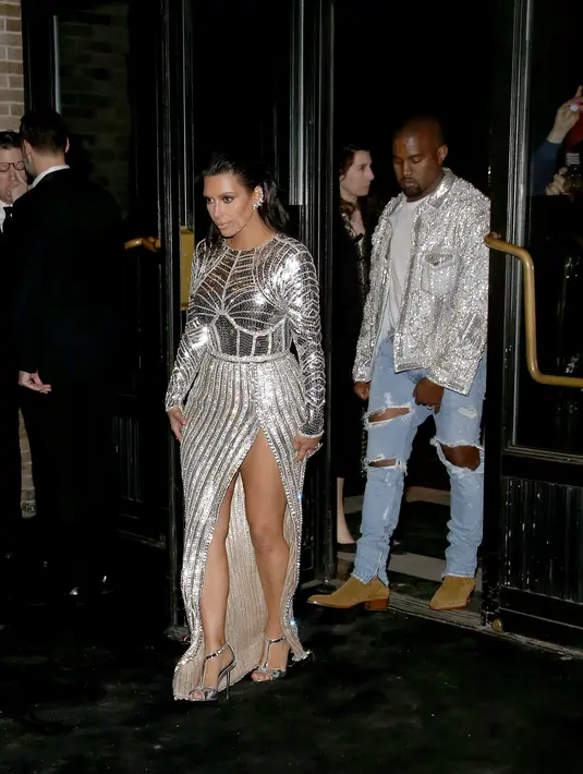 Pasalnya, kanye West tak sepadan dengan Kim Kardashian kenakan busana pada saat itu. Justru, Kanye terlihat aneh dengan jaket denim corak metalic dan kaus putih oblong. Terlebih Kanye menggunakan celana jeans robek-robek di acara formal. (AFP/Bintang.com)
