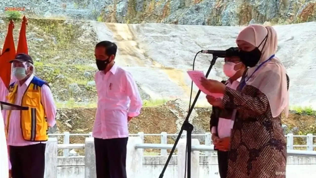 Gubernur Jatim  Khofifah Indar Parawansa saat peresmian Bendungan Tukul. (Dian Kurniawan/Liputan6.com)