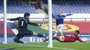 Pemain Everton Tom Davies mencoba mencetak gol ke gawang Liverpool pada lanjutan Liga Primer Inggris di Goodison Park, Liverpool, Inggris, Minggu (21/6/2020). Pertandingan berakhir dengan skor 0-0. (AP Photo/Jon Super, Pool)