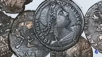 Koin perunggu kuno dari abad ke-4 yang ditemukan oleh seorang penyelam di rumput laut, tidak jauh dari pantai timur laut pulau Mediterania kini ditunjukkan oleh Menteri Kebudayaan Italia (Kementerian Kebudayaan Italia melalui AP)