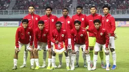 Para pemain starting XI Timnas Indonesia U-19 berfoto bersama jelang menghadapi Timnas Timor Leste U-19 pada laga matchday ketiga Grup A Piala AFF U-19 di Stadion Gelora Bung Tomo, Surabaya. Selasa (23/7/2024). (Bola.com/Aditya Wany)