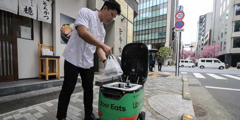 Uji Coba Uber Eats Robot Penghantaran Makanan di Jepang