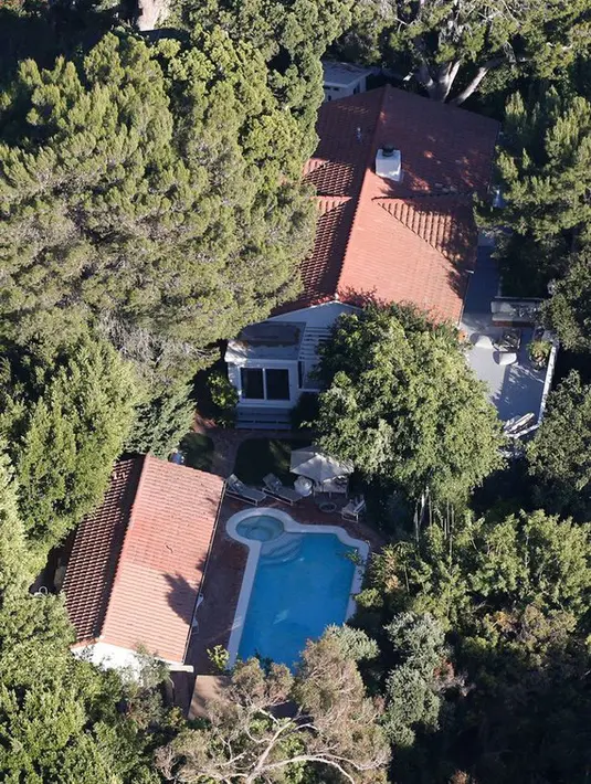 Melansir TMZ, seorang sumber yang merupakan tetangga Miranda mengatakan bahwa kejadian seperti itu belum pernah ada di lingkungan Malibu. Mungkin sudah pernah terjadi, namun tidak mengerikan seperti itu. (doc.mirror)