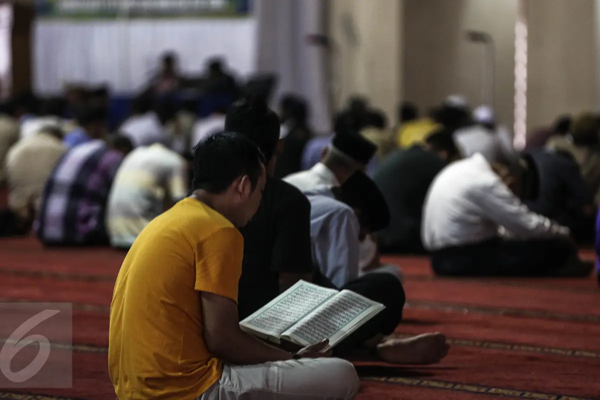20160606-Puasa Hari Pertama, Warga Isi Waktu dengan Bertadarus di Masjid Istiqlal-Jakarta