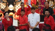 Ketua Umum PDIP, Megawati Soekarno Putri (kiri) menyerahkan surat rekomendasi kepada pasangan Cagub dan Cawagub Bali di Jakarta, Sabtu (11/11). PDIP mengusung I Wayan Koster dan Tjokorda Oka Arthadan di Pilgub Bali 2018. (Liputan6.com/Helmi Fithriansyah)
