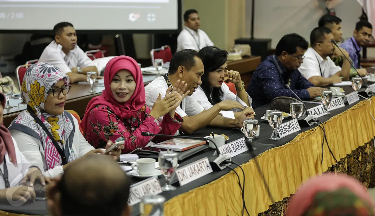 Anggota KPU Provinsi seluruh Indonesia mengikuti rapat evaluasi di ruang rapat KPU Pusat, Jakarta, Selasa (4/4). Rapat itu membahas mengenai evaluasi PPID KPU "Inovasi mewujudkan transparansi data dan informasi kepemiluan". (Liputan6.com/Faizal Fanani)