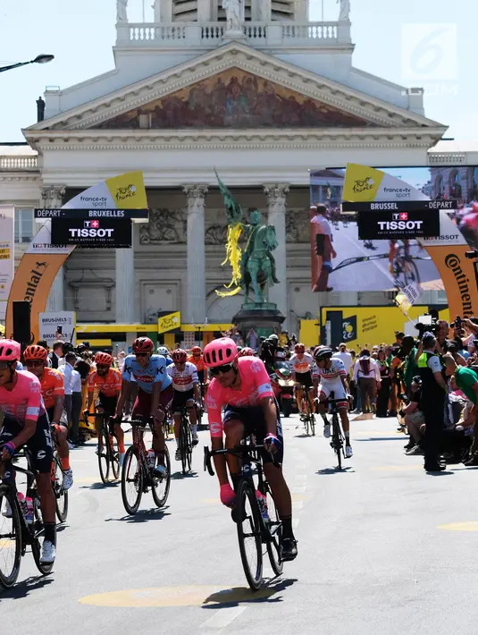 Peserta saat mengikuti Tour de France (TdF) 2019 dari kota Brussels, Belgia (7/7/2019). Sebanyak duapuluh dua tim professional divisi 1 (176 pembalap, setiap tim diperkuat 8 orang) mengikuti Tour de France (TdF) 2019. (Liputan6.com/HO/Arie Asona)
