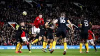 Bek Manchester United, Victor Lindelof, menyundul bola saat melawan Wolverhampton Wanderers, Matt Doherty, pada laga Premier League di Stadion Old Trafford, Sabtu (1/2/2020). Kedua tim bermain imbang tanpa gol. (AP/Martin Rickett)