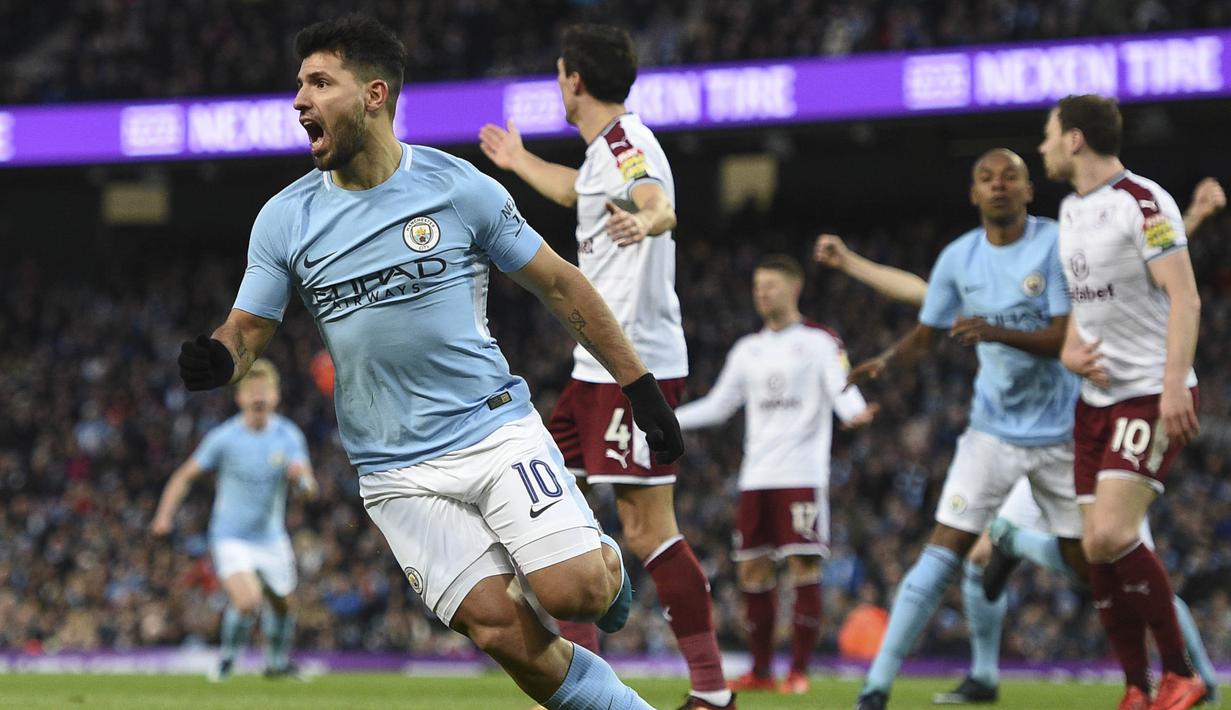 Striker Manchester City, Sergio Aguero, merayakan gol yang dicetaknya ke gawang Burnley pada laga Piala FA di Stadion Etihad, Manchester, Sabtu (6/1/2018). City menang 4-1 atas Burnley. (AFP/Oli Scarff)