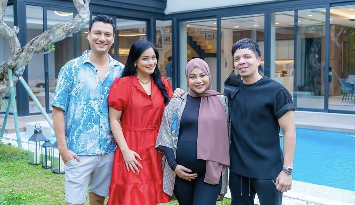 Tak ketinggalan, Aurel Hermansyah dengan mengenakan outer Gucci dengan inner warna hitam dan kerudung warna ungu didampi sang suami yang mengenakan pakaian serba hitam pun bertamu ke rumah Titi Kamal ini. (@titi_kamall)