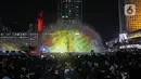 Selain itu, ditampilkan pula tulisan 'Happy New Year 2024' di sebuah videotron berukuran besar di Gedung Plaza Indonesia. (Liputan6.com/Angga Yuniar)