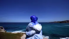 Patung karya seniman Stephen Marr ditampilkan di pameran "Sculpture by the Sea" di dekat pantai Bondi di Sydney (19/10). Pameran  dimulai di sepanjang pantai Bondi menuju pantai Tamarama dan berlangsung hingga 5 November 2017. (AFP Photo/Saeed Khan)