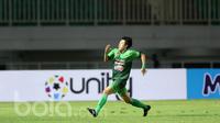 Pemain PS TNI, Hong Soon-hak merayakan gol ke gawang Borneo FC pada lanjutan Liga 1 Indonesia di Stadion Pakansari, Bogor, Senin (17/4/2017). PS TNI bermain imbang 2-2 dengan PBFC. (Bola.com/Nicklas Hanoatubun)