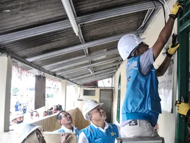 General Manager PLN Unit Induk Distribusi Jakarta Raya Doddy B.Pangaribun bersama relawan saat melakukan bersih-bersih dan cek kelistrikan di Musala Baitus Saja'ah, Pademangan, Jakarta, Rabu (15/3/2023). (merdeka.com/Iqbal S. Nugroho)