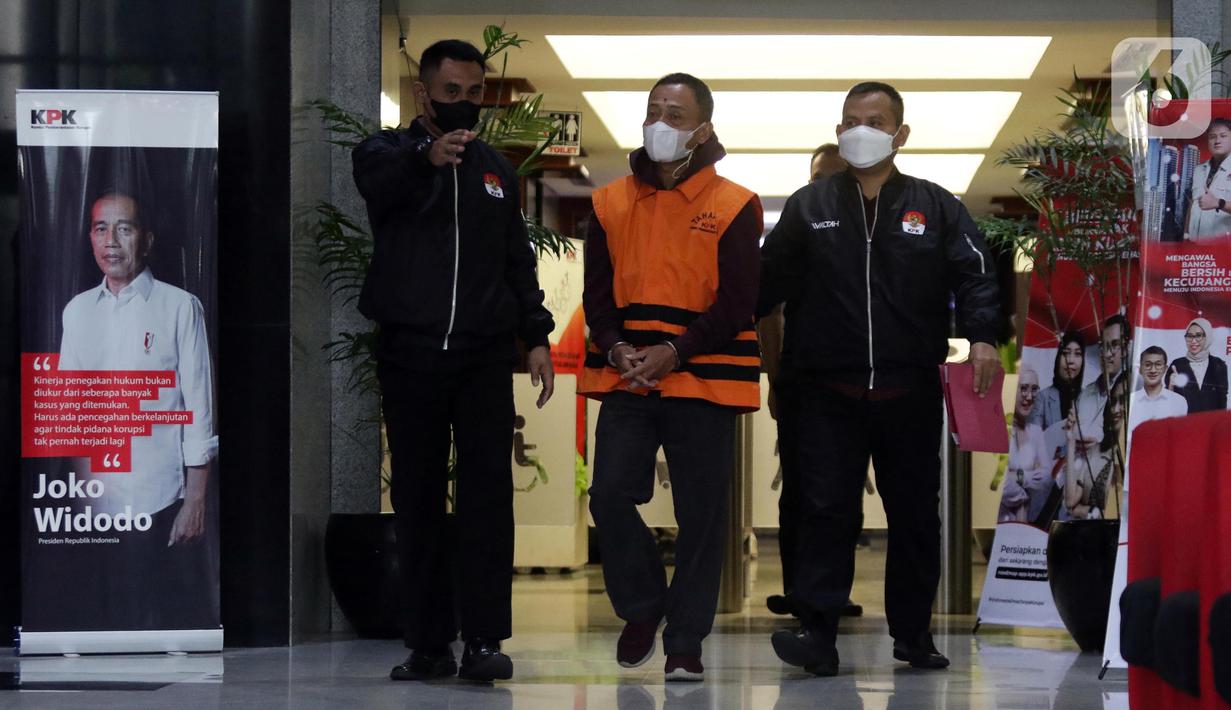 Petugas Komisi Pemberantasan Korupsi (KPK) menggiring Dodi Martimbang (tengah) menuju mobil tahanan di Gedung Merah Putih KPK Jakarta, Selasa (17/1/2023). Dodi Martimbang diduga secara pihak mengambil kebijakan untuk tidak menggunakan jasa dari perusahaan yang sebelumnya telah dilakukan penandatangan kontrak karya tersebut dengan tidak didukung alasan yang mendesak. (Liputan6.com/Helmi Fithriansyah)