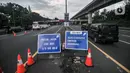 <p>Rambu lalu lintas terpasang saat pemberlakuan sistem one way di ruas Tol Jakarta-Cikampek KM 47, Karawang, Jawa Barat, Kamis (28/4/2022). Kebijakan one way di ruas Tol Jakarta-Cikampek KM 47 hingga Tol Kalikangkung KM 414 diterapkan mulai hari ini sebagai upaya mengurai kemacetan kendaraan para pemudik. (Liputan6.com/Iqbal S. Nugroho)</p>