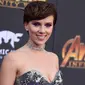 Scarlett Johansson berpose saat menghadiri pemutaran perdana film 'Avengers: Infinity War' di Los Angeles, California (23/4). Aktris 33 tahun ini hadir bersama pacarnya aktor Colin Jost. (AP Photo/Jordan Strauss)