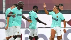 Striker Inter Milan, Alexis Sanchez, merayakan gol ke gawang Genoa bersama Romelu Lukaku pada laga Serie A di Stadion Luigi Ferraris, Sabtu (25/7/2020). Inter Milan menang 3-0 atas Genoa. (Tano Pecoraro/LaPresse via AP)