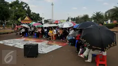 Jemaat GKI Yasmin dan HKBP Filadelfia kembali menggelar kebaktian di depan Istana Merdeka, Jakarta, Minggu (19/7/2015). Mereka berharap Presiden Jokowi berani menegakan hukum dan konstitusi terkait GKI Yasmin dan HKBP Fladelfia. (Liputan6.com/Johan Tallo)