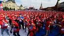 Sejumlah peserta melakukan gerakan pukulan saat latihan tinju massal di Lapangan Merah, di Moskow, Rusia (22/7). Latihan tinju massal ini digelar untuk memecahkan rekor latihan tinju massal terbanyak di dunia.  (AFP Photo/Kirill Kudryavtsev)