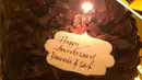 Di hadapannya terdapat tiga kue coklat bertuliskan `Happy Anniversary Kareena & Saif`. Jumlah kue tersebut melambangkan usia pernikahan Kareena dan Saif yang telah memasuki tahun ketiga. (Via Instagram/@kareena_kapoorkhan)
